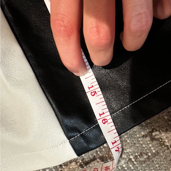 Cute little pleather skirt - Picture 3 of 7